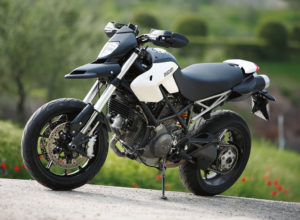 Su strada con la Hypermotard 796: troppo facile