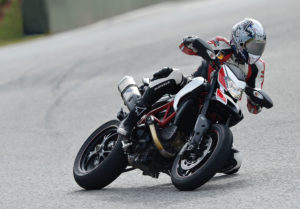 Hypermotard 821 e 821 SP: prova su strada e in pista