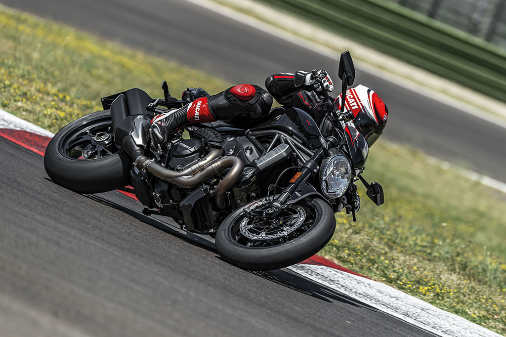 prova-ducati-monster-1200-R (1)