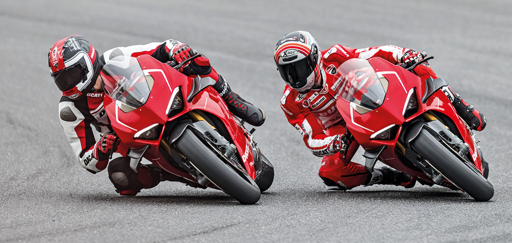18_DUCATI-PANIGALE-V4-R-ACTION