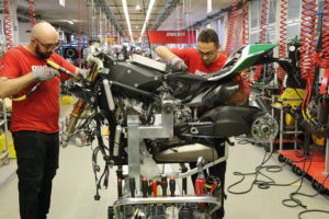 Panigale-R-Final-Edition_Production-Line_1_UC69715_High