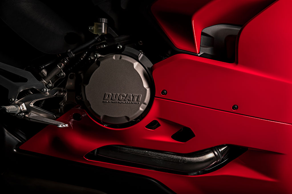 DUCATI_PANIGALE-V2_STUDIO_11_UC101468_High