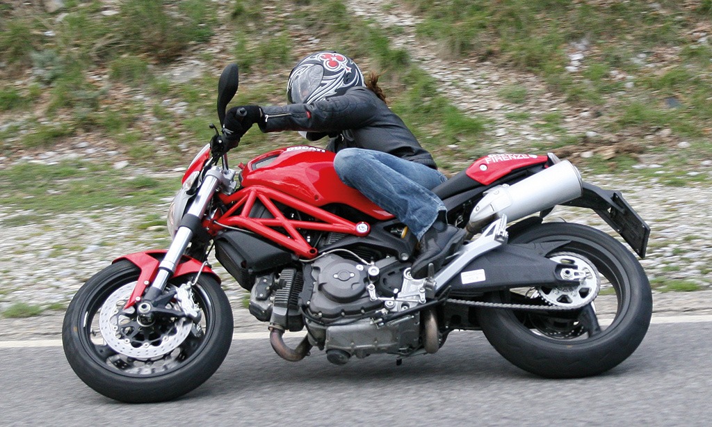 Ducati_monster_696