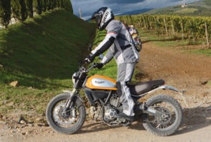 Con lo Scrambler Classic nel chianti