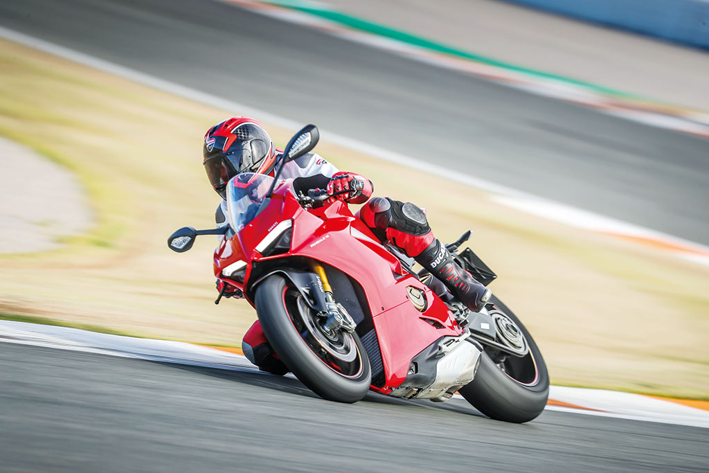 PANIGALE-V4-ACTION-01