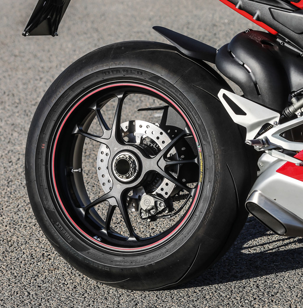 PANIGALE-V4-STATIC-32