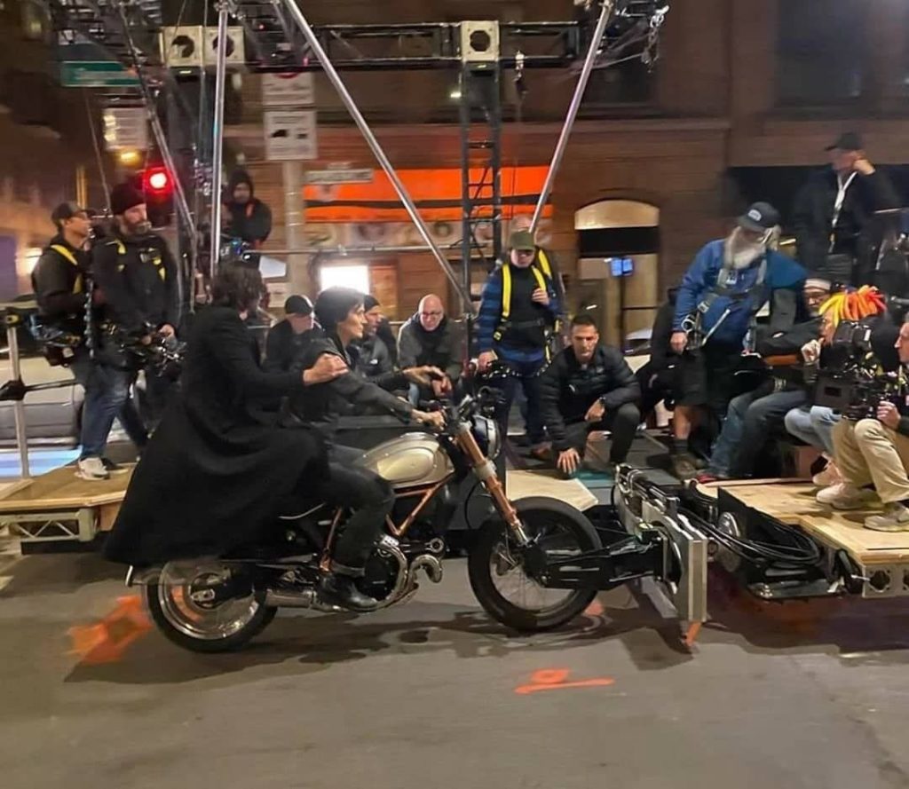 Keanu Reeves su una Ducati Scrambler 1100 per Matrix 4.0