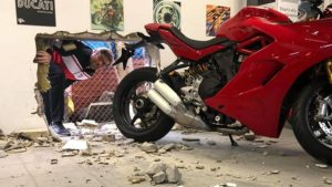 Rubata una Ducati Panigale V4R da concessionario inglese