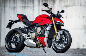 DUCATI_STREETFIGHTER_V4S_AMBIENCE_06_UC152967_High