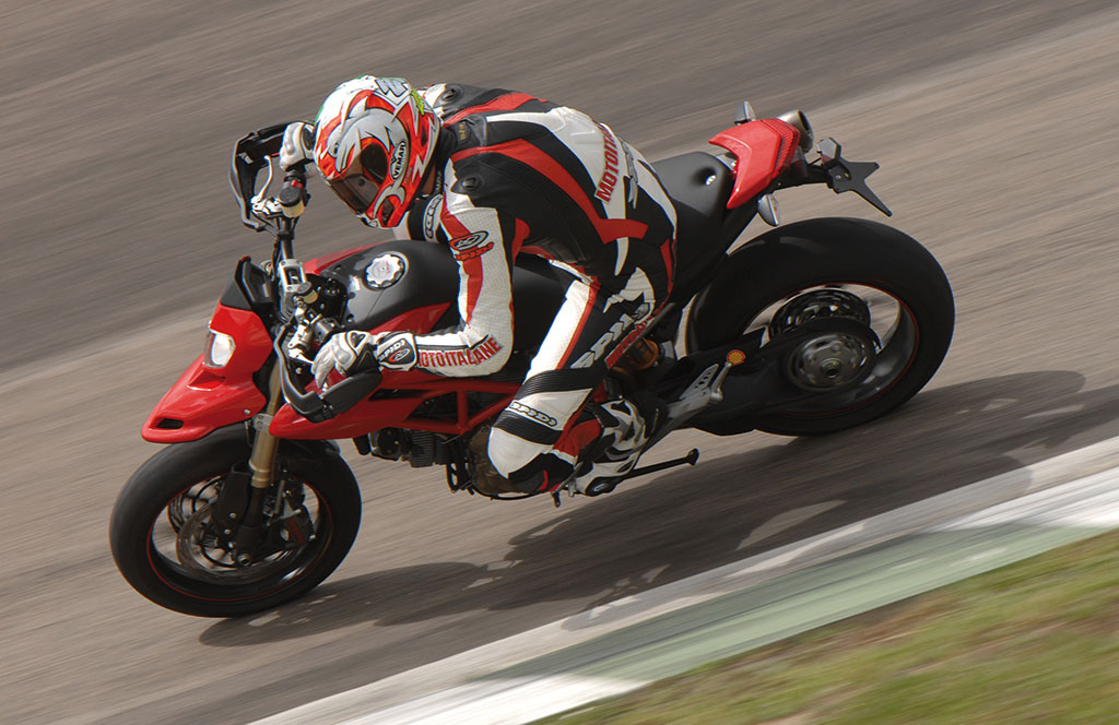 Prova Ducati Hypermotard 1100: una moto da teppisti