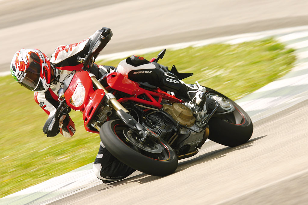 prova_hypermotard_ducati_2007 