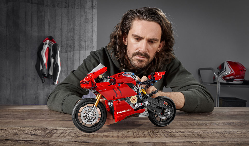 04_Ducati-Panigale-V4-R-LEGO_-Technic__UC154222_High