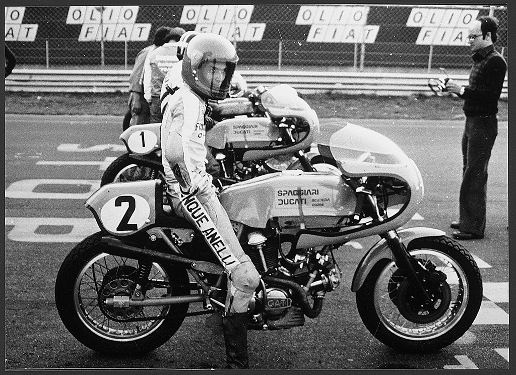 Franco Uncini in sella alla Ducati 750 SS