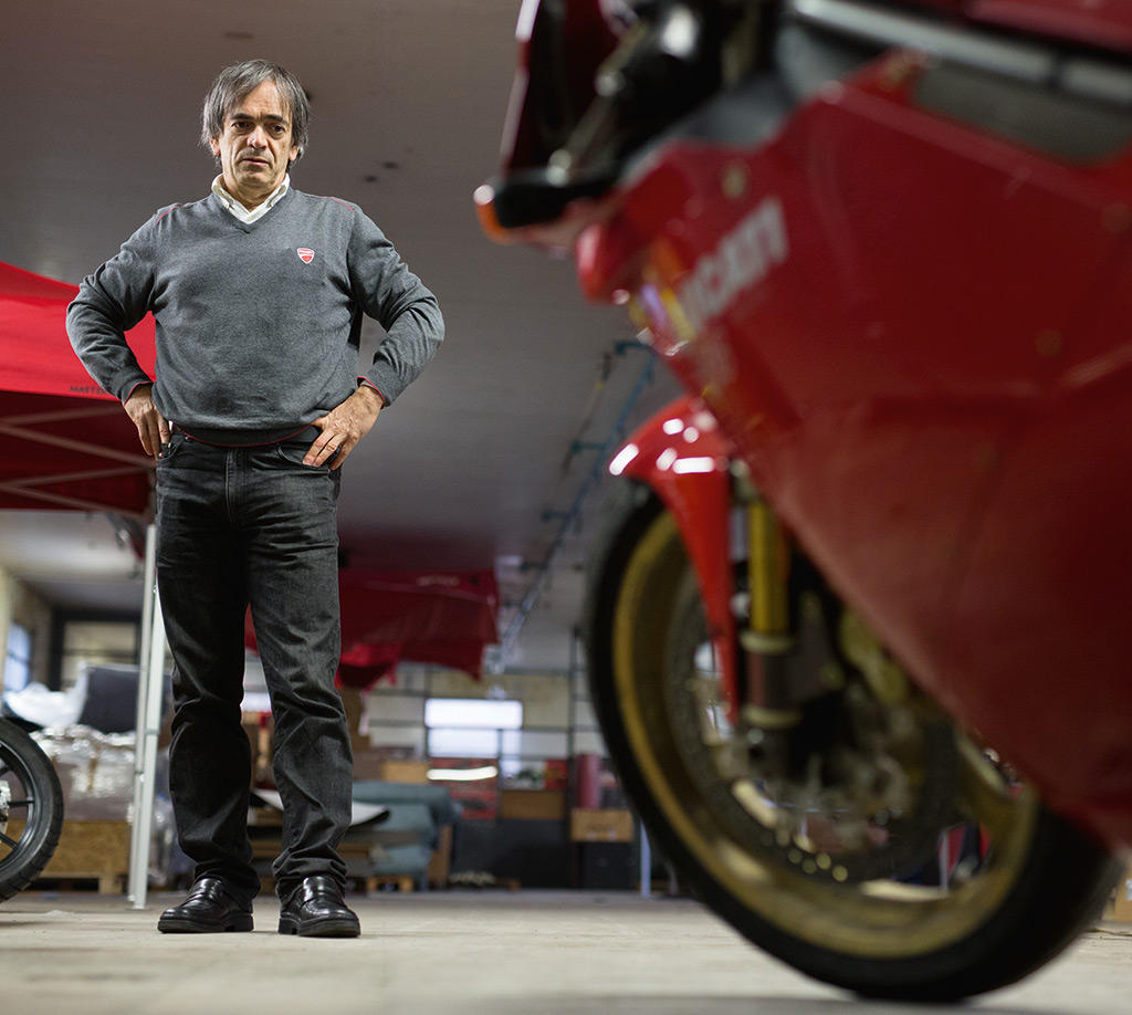 Un primo piano della pompa idraulica del sistema di trazione integrale. A destra, l'Ing. Forni, che ringraziamo per la sua disponibilità, è in compagnia di Livio Lodi, responsabile del Museo Ducati.