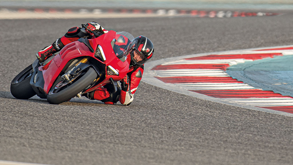DUCATI-PANIGALE-V4-ACTION_06_UC143805_High