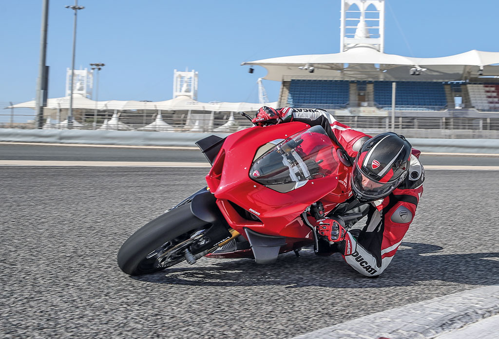 La Panigale V4 scende in pista con gli accessori Racing