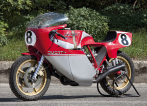 Una Ducati MHR 900 restaurata e portata in pista