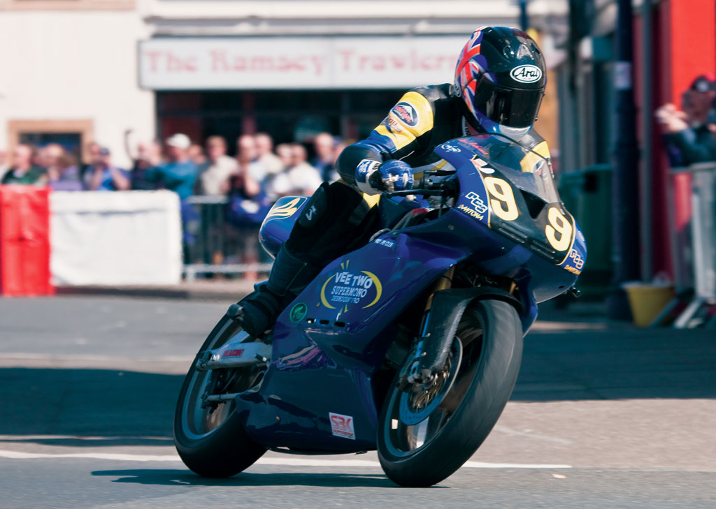 Alan Cathcart con la Supermono concessa da Vee Two