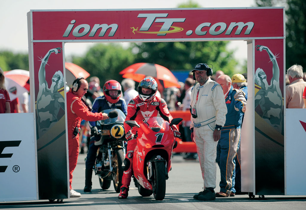 Partenza Parata Ducati con Fogarty sulla Desmosedici