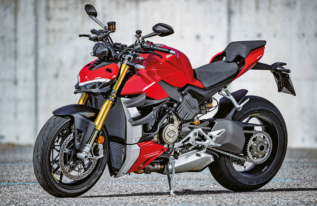 DUCATI_STREETFIGHTER_V4S_AMBIENCE_08_UC152972_High