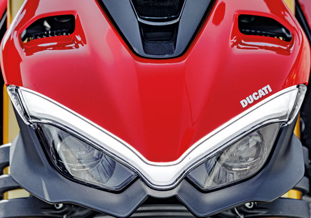 DUCATI_STREETFIGHTER_V4S_AMBIENCE_19_UC152982_High