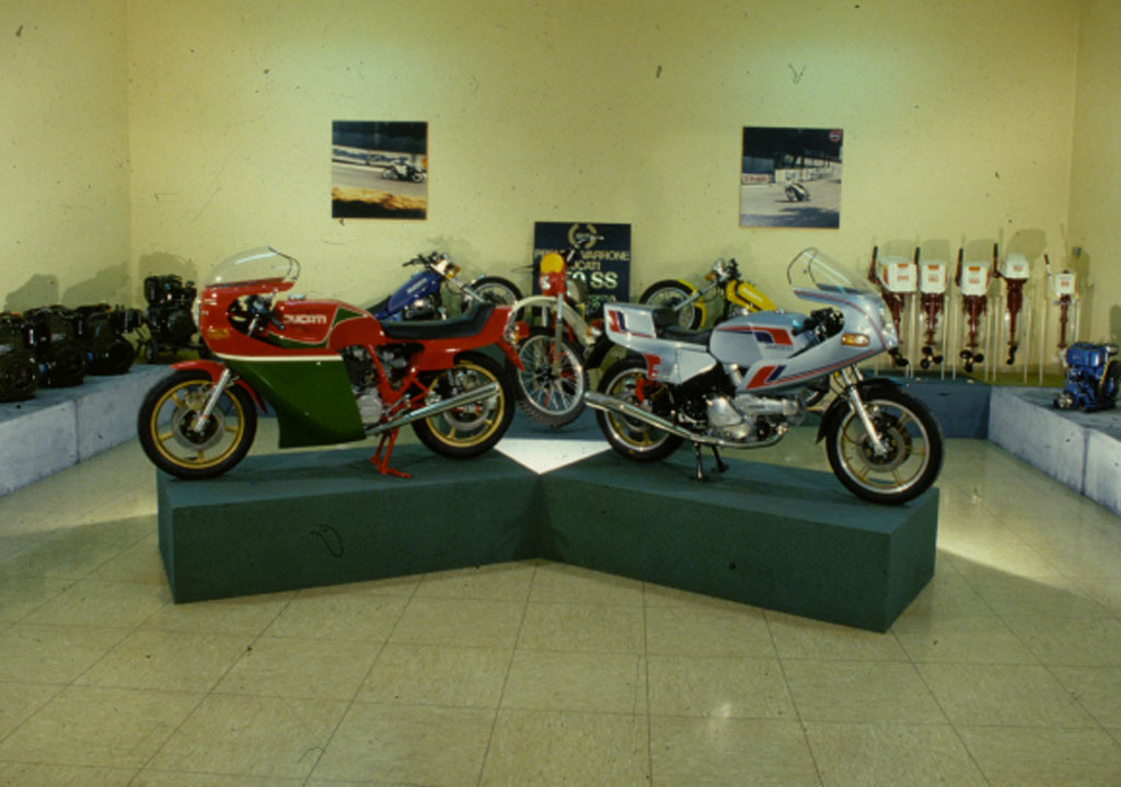 Esposizione di MHR, Panath e motori dismessi nella hall dello stabilimento che adesso è il Museo Ducati 