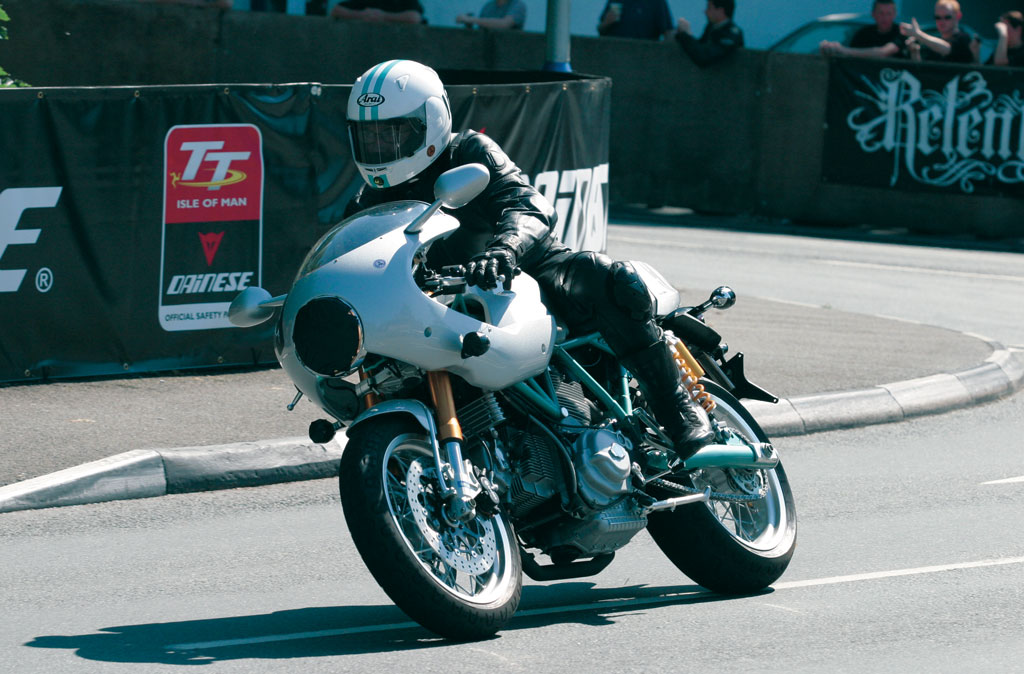 Paul Smart in sella all'omonima Sport Classic Ducati.