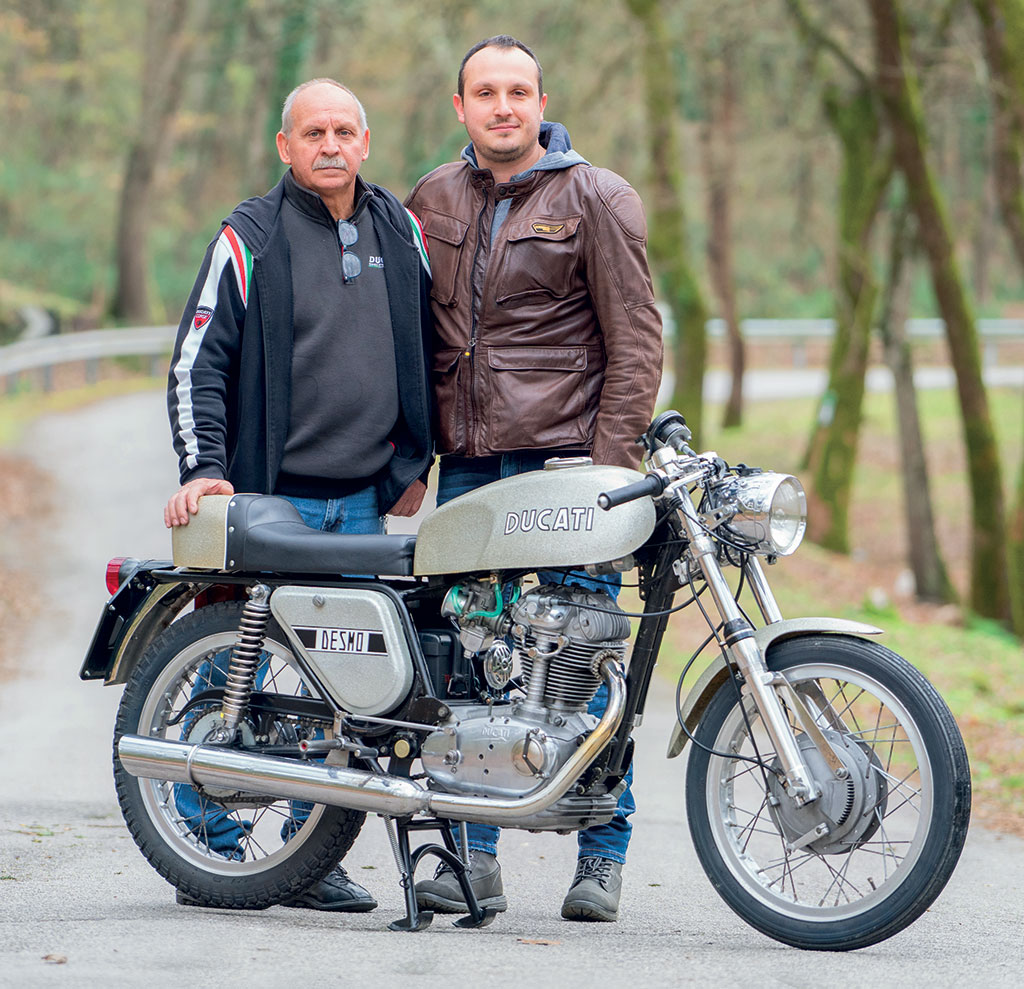 Emanuele Rao e suo padre con la Desmo 250