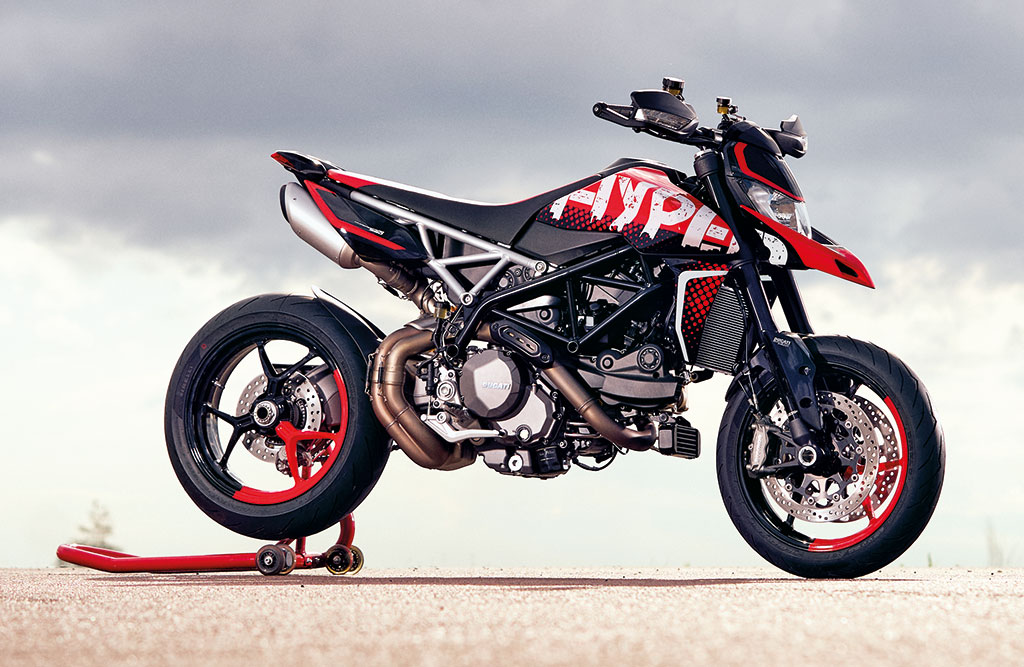 DUCATI-HYPERMOTARD-950-RVE_AMBIENCE_01_UC169745_High