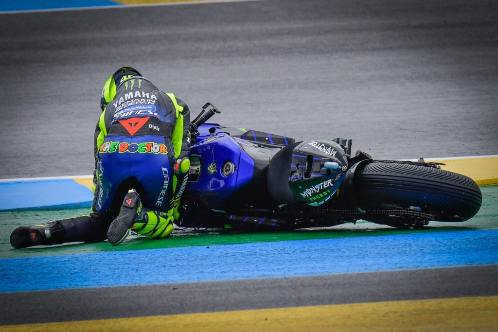 Valentino Rossi cade in Francia