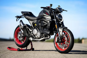 MY21_DUCATI_MONSTER_PLUS_AMBIENCE-_4__UC214574_High