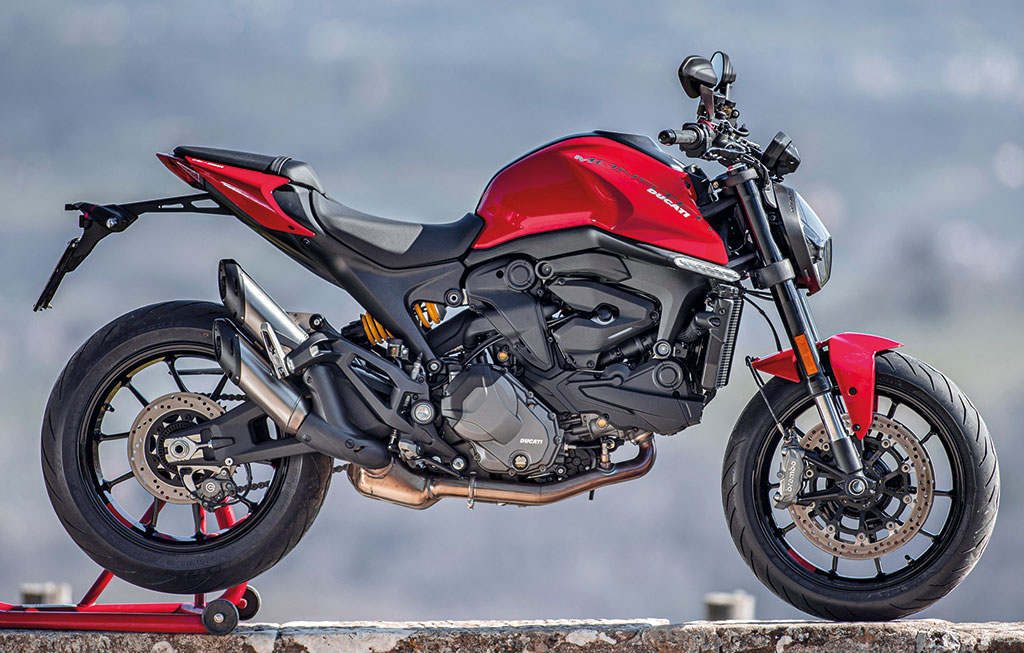 Ducati_Monster_MY21_026_UC237924_Mid