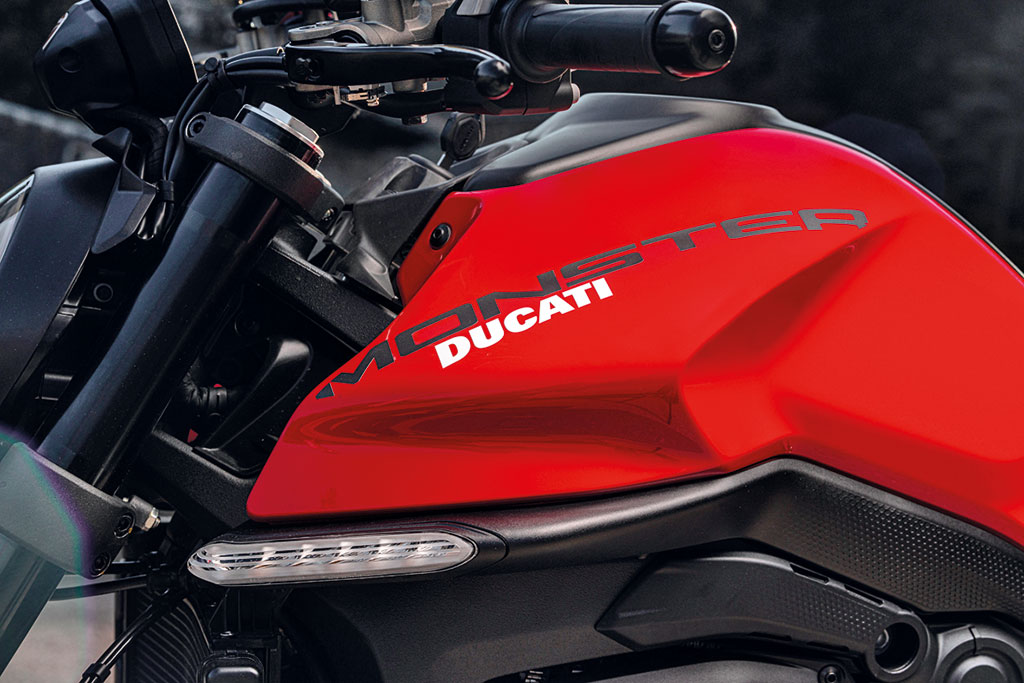 Ducati_Monster_MY21_033_UC237933_Mid